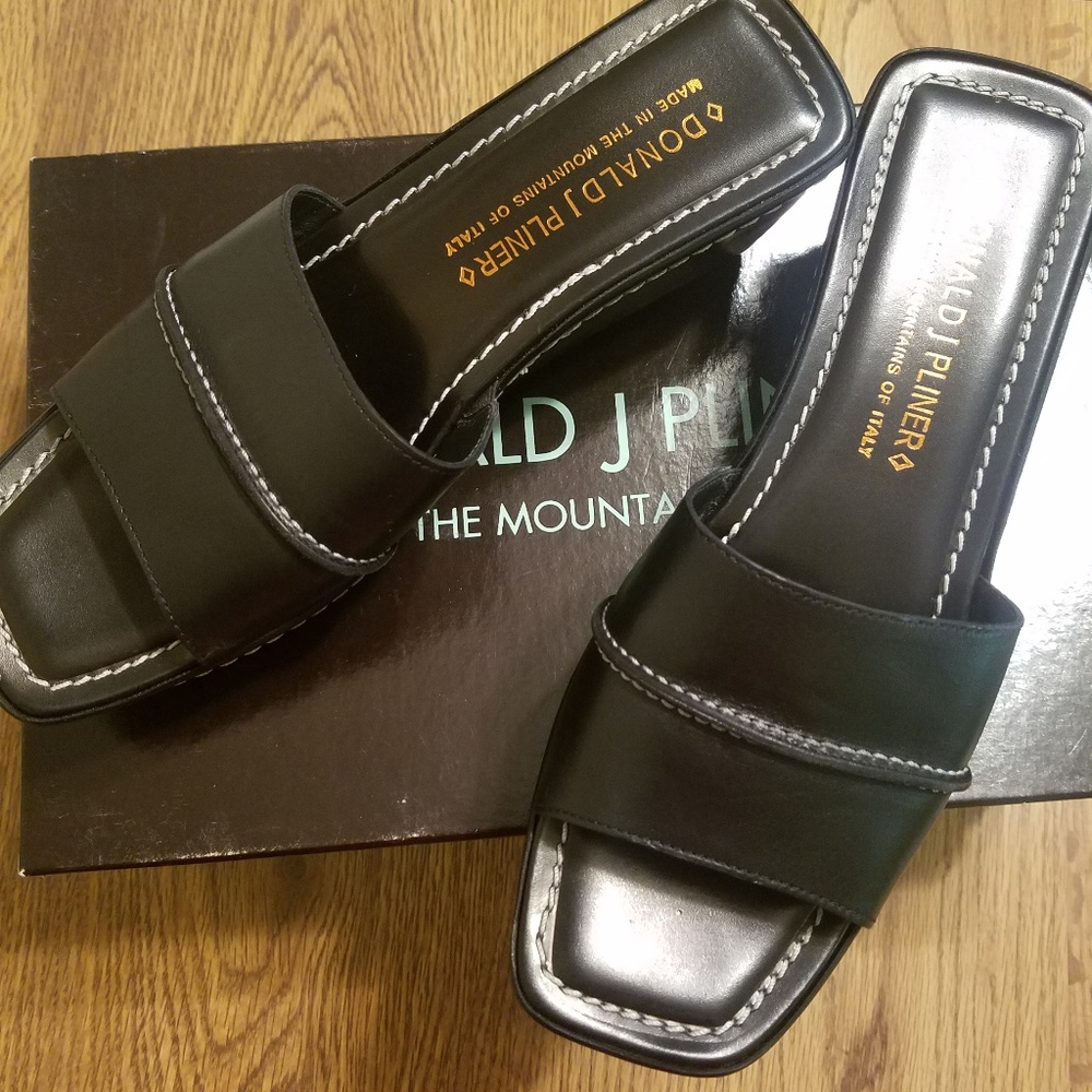 BNIB DONALD J PLINER BLACK WEDGE SANDAL